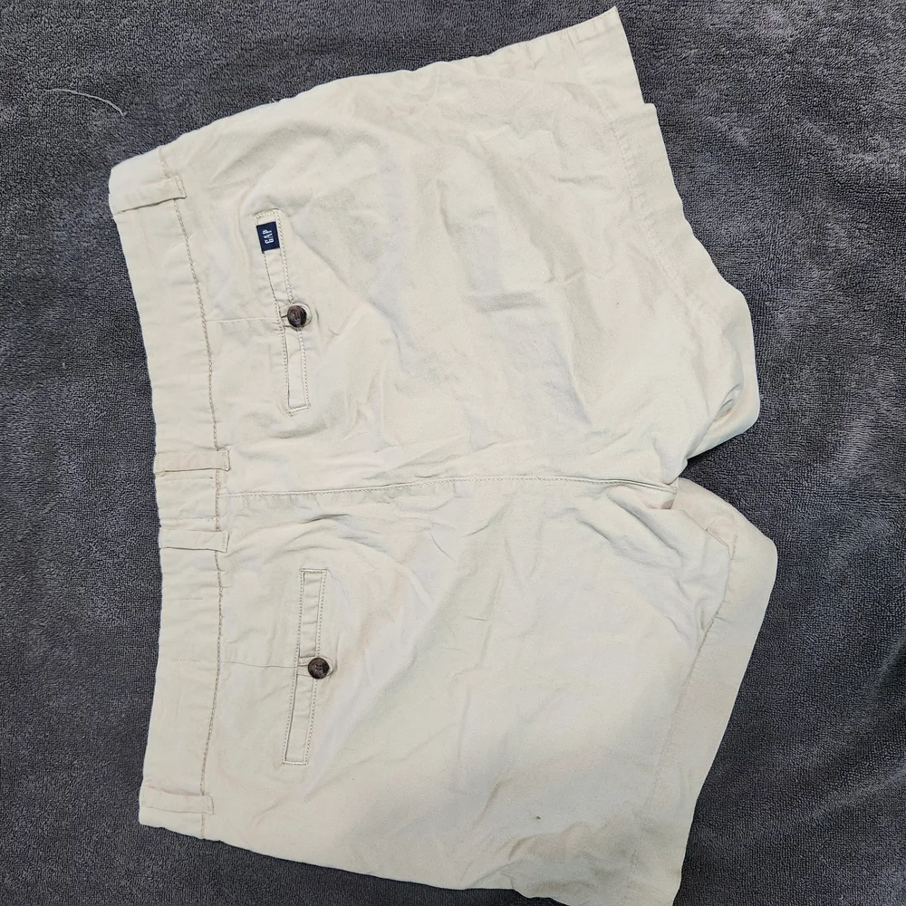 GAP Cream Cargo Shorts with Tailored Fit - Picture 6 of 7